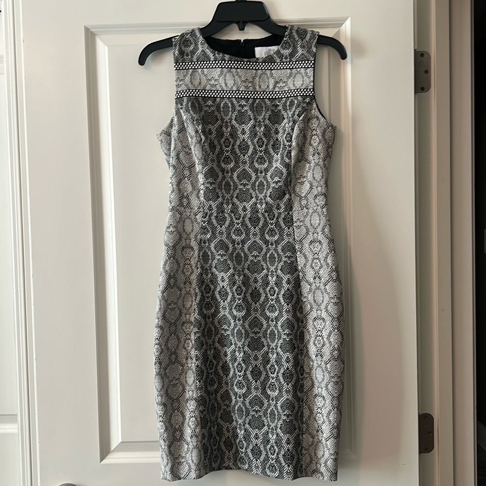Belle by BADGLEY MISCHKA Sz 2 Patterned Sheath Dress Black Ivory snakeskin print